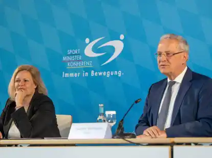 Joachim Herrmann (CSU), Innenminister von Bayern und Vorsitzender Sportministerkonferenz, neben der Bundesinnenministerin Nancy Faeser (SPD).