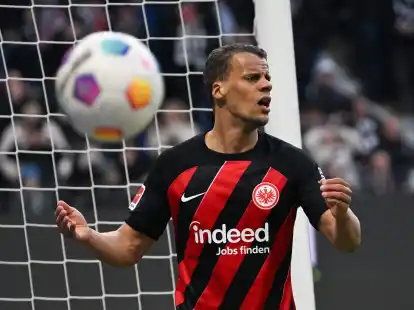 Timothy Chandler verl&auml;ngert seinen Vertrag in Frankfurt um ein Jahr bis 2025.