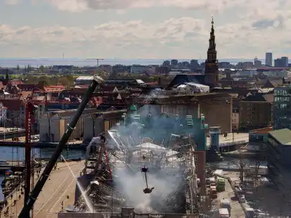 Das zerstörte Gebäude der alten Börse in Kopenhagen. Wieso das Feuer ausbrach, ist immer noch unklar.