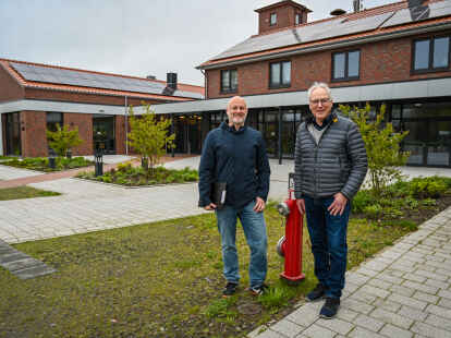 Jörn Haußmann und Hartmut Kapels freuen sich, dass die Alte Feuerwehr in Zetel beim diesjährigen Tag der Architektur dabei ist und besichtigt werden kann.