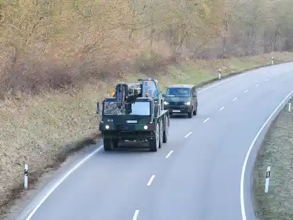 Bundeswehrfahrzeuge fahren durch Bayern. Genau solche Bewegungen sollen zwei Deutsch-Russen ausgekundschaftet haben.