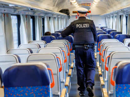 In einem Zug im Kreis Osnabrück ist ein 29-jähriger Mann aus dem Senegal attackiert worden.