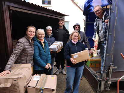 Gesammelte Kerzen wurden vom Kölner Verein „Do Vira Help Foundation“ in Ahlhorn abgeholt. Neben vielen Helfern aus den beteiligten Kirchengemeinden freut sich auch Organisatorin Olga Kinzel über den Erfolg der Aktion.