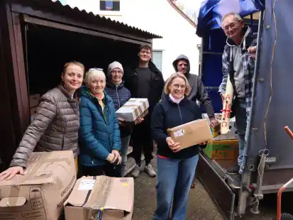 Gesammelte Kerzen wurden vom K&ouml;lner Verein &bdquo;Do Vira Help Foundation&ldquo; in Ahlhorn abgeholt. Neben vielen Helfern aus den beteiligten Kirchengemeinden freut sich auch Organisatorin Olga Kinzel &uuml;ber den Erfolg der Aktion.