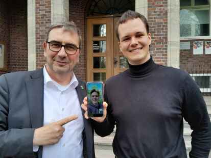 Landrat Sven Ambrosy (links) und Marcel Hans haben gemeinsam mit Jannes Wiesner, der per Handy zugeschaltet war, das Programm  für das Demokratie-Fest vorgestellt.