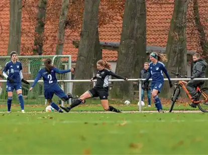 Kann es filigran, aber auch robust: Marie Moorkamp (in Schwarz) von der DJK Bunnen