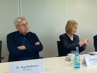 Gemeinsam mit Dr. J&ouml;rg Wei&szlig;mann, Vorsitzender der Bezirksstelle Aurich, sprach die Pr&auml;sidentin der &Auml;rztekammer Niedersachsen, Dr. Martina Wenker, &uuml;ber den &Auml;rztemangel, der besonders l&auml;ndliche Regionen betrifft.