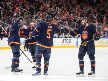 Die Edmonton Oilers um Superstar Leon Draisaitl (r) treffen in den Playoffs auf die Los Angeles Kings.