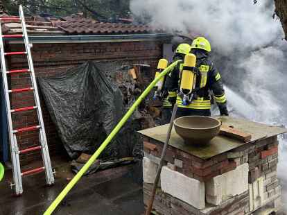 Die Feuerwehren Esens und Stedesdorf waren am Donnerstag bei einem Brand in Dunum bei einem Schuppenbrand im Einsatz.