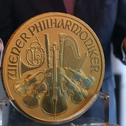 Eine etwa 31 Kilogramm schwere und im Durchmesser etwa 37 Zentimeter große Goldmünze wird in Hamburg ausgestellt.