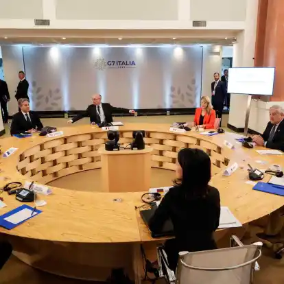 Die Außenministerinnen und Außenminister der G7 sowie der EU-Außenbeauftragte bei einer Gesprächsrunde auf Capri, vorne rechts Annalena Baerbock.