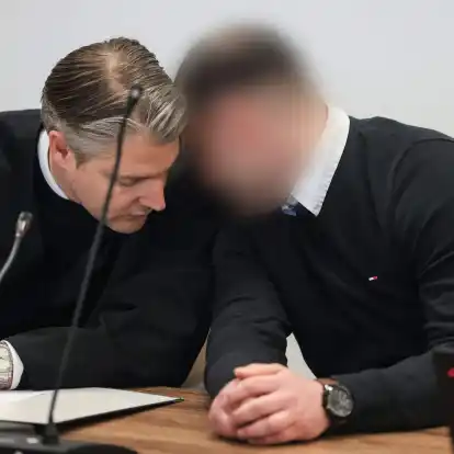 Der Angeklagte (r) mit seinem Anwalt im  Kölner Landgericht.