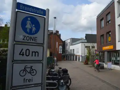 Auch an der Brandstra&szlig;e sollen Kraftfahrzeuge zu bestimmten Tageszeiten an der Einfahrt in die Fu&szlig;g&auml;ngerzone gehindert werden.