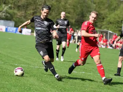Den Ball im Blick, die Trendwende im Sinn: Die Fußballer des Heidmühler FC (schwarze Trikots) und TuS Obenstrohe (in Rot) sind wieder im Einsatz.