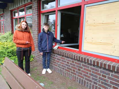 Hier im Werkraum der Grundschule „Sonnentau“ entdeckten Michelle und Dominik Hilbrands das Feuer. Die von der Feuerwehr eingeschlagene Scheibe wurde vom Schulträger provisorisch mit einer Holzplatte ersetzt.