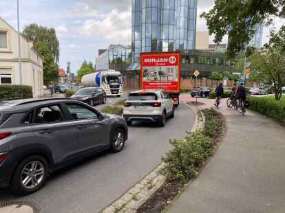 Erinnerung an den Stausommer 2023: So dicht muss es im Einmündungsbereich vom Elisabethufer in die Schillerstraße aber gar nicht werden, um für Fußgänger und Autofahrer problematisch zu sein. Hier attestiert die vorgestellte Verkehrsplanung der Stadt eine Schwachstelle.