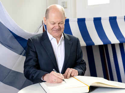 Bundeskanzler Olaf Scholz trägt sich in das Goldene Buch von Norderney ein. Politiker der SPD-Landesgruppen im Bundestag von Niedersachsen/Bremen und Nordrhein-Westfalen kommen für eine Klausur auf der ostfriesischen Insel Norderney zusammen.