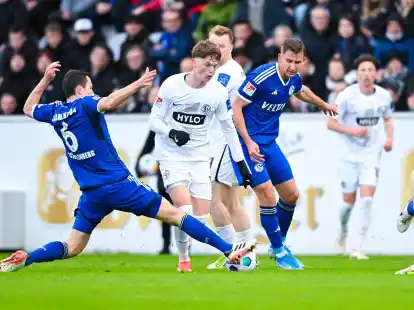Ron Schallenberg (l) und die Schalker kamen nicht &uuml;ber ein 1:1 beim Aufsteiger SV Elversberg hinaus.