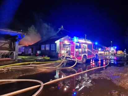 Großeinsatz der Feuerwehren und Rettungskräfte: In einem Hofgebäude in Oldorf, Gronhuse, im Wangerland ist ein Feuer ausgebrochen.