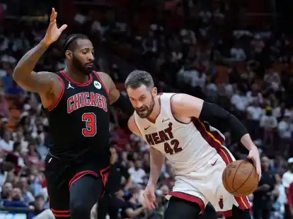 Miami-Profi Kevin Love (r) zieht gegen Andre Drummond zum Korb.