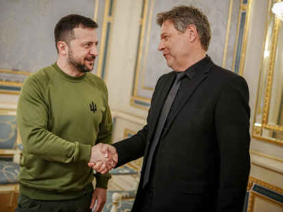 Robert Habeck (rechts) zu Besuch in Kiew: Der Bundeswirtschaftsminister traf auch den ukrainischen Präsidenten Wolodymyr Selenskyj.