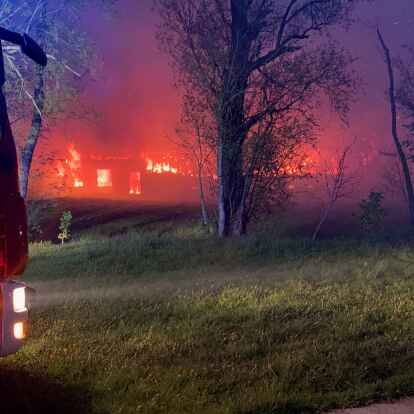 Wohnhaus und Stall in Gronhuse (Wangerland) standen am Freitagabend lichterloh in Flammen.