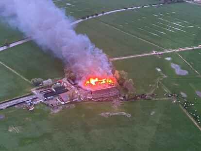Großbrand in Gronhuse bei Oldorf: Blick aus dem Rettungshubschrauber „Christoph 26“ am Freitagabend, kurz vor dessen Landung am Brandort.