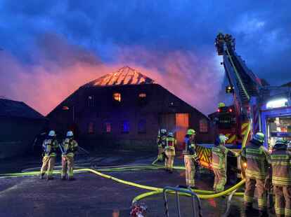Großeinsatz der Feuerwehren und Rettungskräfte: In einem Wohnhaus samt angrenzendem Stall in Oldorf, Gronhuse, im Wangerland ist am Freitagabend ein Feuer ausgebrochen.