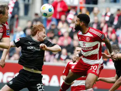 Der D&uuml;sseldorfer Jamil Siebert (r) im Kopfballduell mit Robert Wagner.
