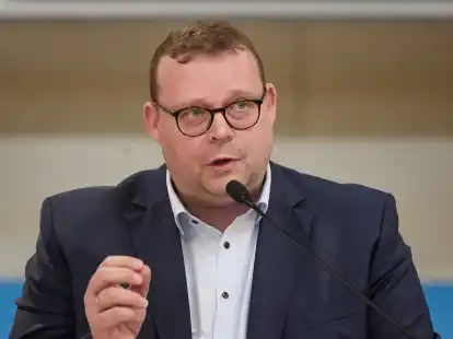 Neuer AfD-Landesvorsitzender in Niedersachsen: Ansgar Schledde bei seiner Bewerbungsrede im Bürgerhaus von Unterlüß (Südheide)