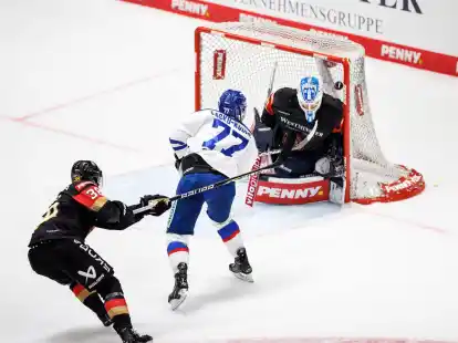 Slowakeis Martin Fasko-Rudas (M) trifft zum 4:5. DEB-Torh&uuml;ter Florian Bugl (r) kann den Puck nicht abwehren.