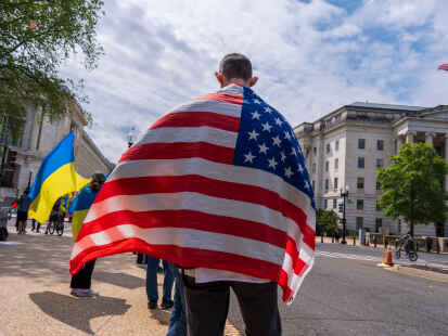 Aktivisten, die die Ukraine unterstützen, demonstrieren vor dem Kapitol während sich das Repräsentantenhaus auf die Abstimmung über die Genehmigung von 95 Milliarden Dollar an Auslandshilfe für die Ukraine, Israel und andere Verbündete der USA vorbereitet.