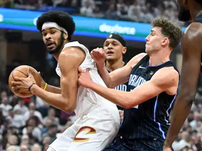 Orlandos Franz Wagner (r) verteidigt gegen Clevelands Jarrett Allen.