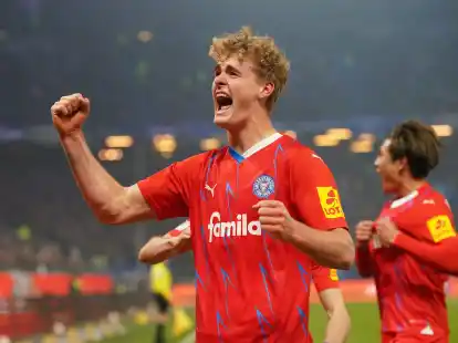 Die St&ouml;rche haben das Nordderby im Volksparkstadion f&uuml;r sich entschieden: Hier jubelt Kiels Tom Rothe nach seinem Tor.