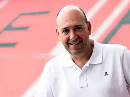 Bayer Leverkusens Gesch&auml;ftsf&uuml;hrer Fernando Carro r&auml;umt einen Fehler ein.