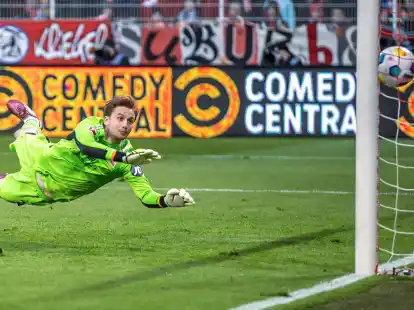 Berlins Torwart Frederik R&ouml;nnow kassierte gegen den FC Bayern f&uuml;nf Gegentore.