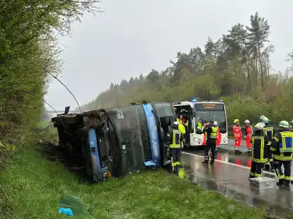 Ein Reisebus mit Sch&uuml;lern ist am Sonntagmorgen auf der Autobahn 45 im Sauerland umgest&uuml;rzt. .
