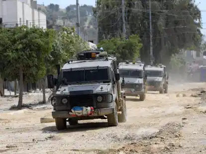 Milit&auml;rfahrzeuge im pal&auml;stinensischen Fl&uuml;chtlingslager Nur Schams in Tulkarem.