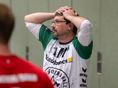 Trainer Andreas Müller schlägt die Hände über dem Kopf zusammen: Sein TV Neerstedt verlor am Samstag bei der SG Achim/Baden II.