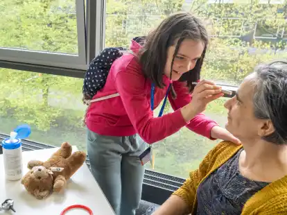 Lass mal sehen! Auch medizinische Fragen konnten gestellt und ganz praktisch gekl&auml;rt werden.