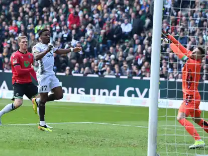 Oladapo Afolayan (2.v.l.) vom FC St. Pauli trifft zur G&auml;ste-F&uuml;hrung.