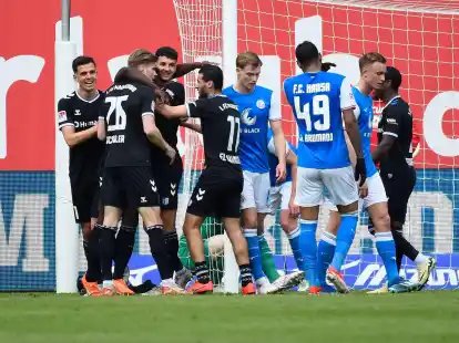 Die Magdeburger Spieler bejubeln ihr zweites Tor in Rostock.