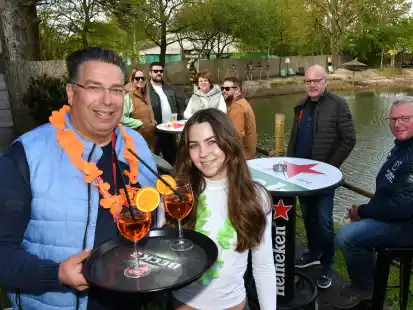 Unternehmer Steve Meinhardt (links) servierte mit Tochter Selina Cocktails: Die beiden Tage der offenen T&uuml;r, an denen viele Hundert Besucher kamen, waren ein gelungener Testlauf. Der Beachclub Ganderkesee hat das Potenzial zur dauerhaften Strandgastronomie.