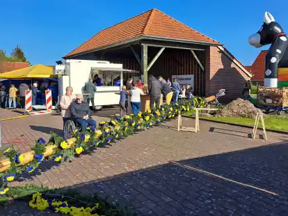 Der Maibaum wird geschm&uuml;ckt, bevor er aufgestellt wird. Rund um das Gemeindezentrum &bdquo;Haltestelle&ldquo; wird am 30. April wieder Maibaum gefeiert.