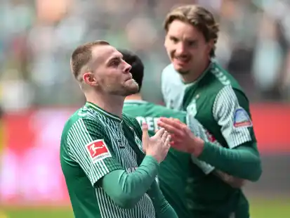 Marvin Ducksch bejubelt mit Mannschaftskollege Nick Woltemade, der zur neuen Saison zum VfB Stuttgart wechseln wird, das zwischenzeitliche 2:0 gegen die Schwaben.