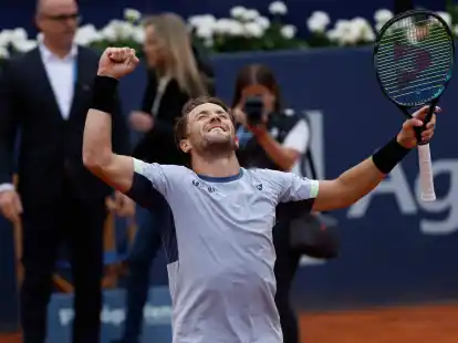 Der Norweger Casper Ruud jubelt nach seinem Sieg.