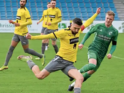 David Jahdadic (vorne im Bild) und die Landesliga-Fußballer des SVW mühten sich am Sonntag im Jadestadion zu einem 2:0-Heimerfolg über GW Mühlen.