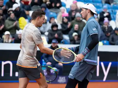 Jan-Lennard Struff (r) und Andreas Mies in Aktion.