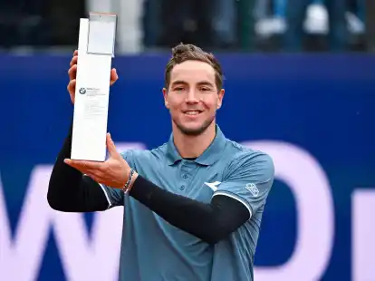 Jan-Lennard Struff jubelt nach dem Spiel mit dem Pokal.