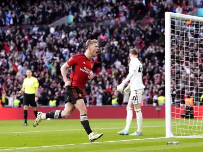 Uniteds Rasmus Hojlund jubelt, nachdem er den entscheidenden Elfmeter geschossen hat.